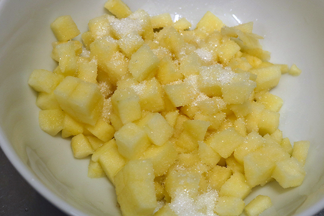3. りんごに砂糖とレモン汁を加えてひと混ぜし、ふんわりとラップをして電子レンジで加熱する。（700Wで約2分）