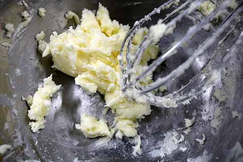 1. Cream the butter that has been warmed to room temperature with a whisk, add sugar and mix further.