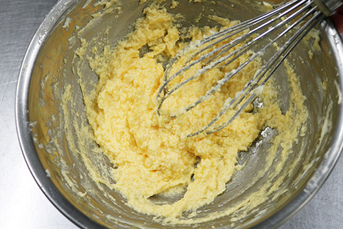 2. 卵に牛乳を加えてよく溶きほぐし、1のボールに2～3回に分けて加え、その都度よく混ぜる。