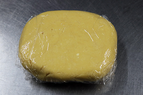 3. Add skim milk and cake flour, mix well, wrap in plastic wrap and let rest in the refrigerator for about an hour.
