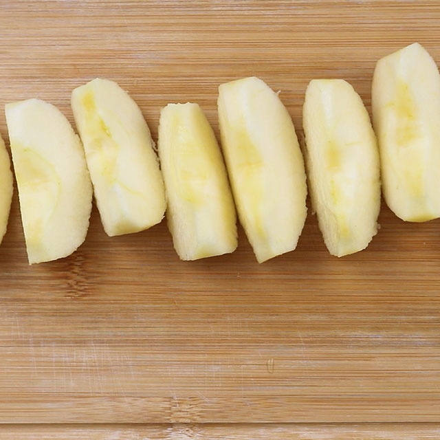 1. りんごは皮と芯を取り除き、8等分に切る。