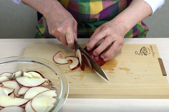りんごの芯をとり、厚さ2mmにスライスし、褐変防止のため塩水につける。