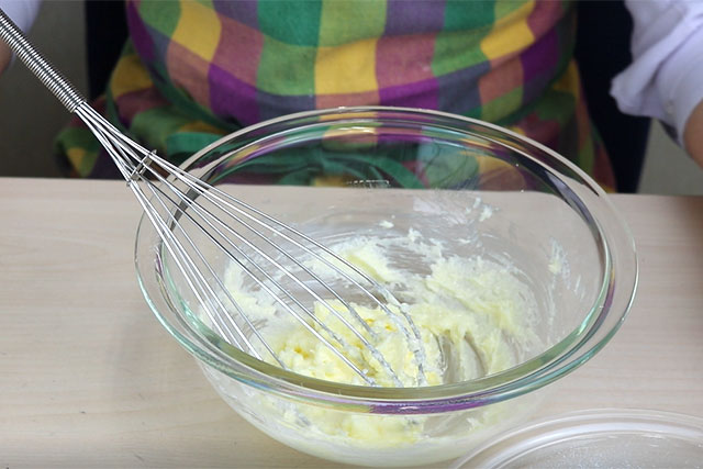 ボウルにバターを入れて泡立て器でよく練り、グラニュー糖を加えてさっくり混ぜる。