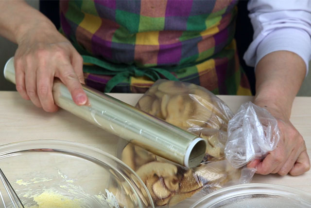 3. Put the apple chips in a plastic bag, beat them with a rolling pin, break them, add them to the bowl of 2 and mix.