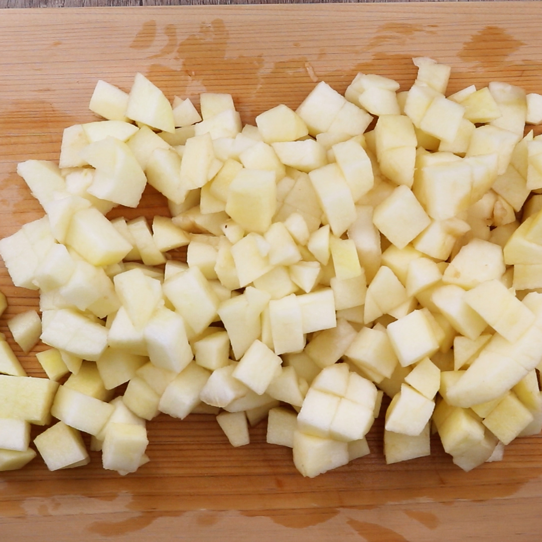 1. Remove the apple skin and core, and cut into 1-1.5 cm cubes.