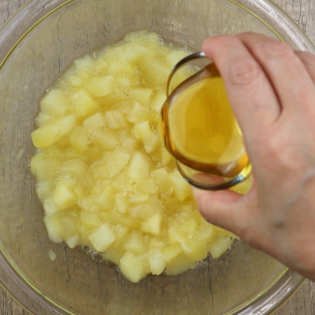 3. When the heat is removed, add honey, mix well, and divide in half.