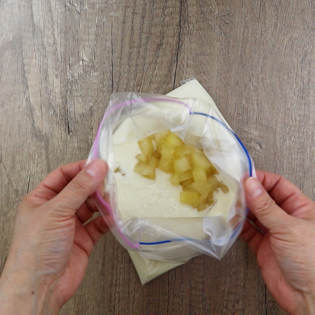 5. 冷凍用保存袋に4と残りのりんごを入れ、軽く揉んで混ぜる。冷凍庫で冷やし固めて完成。