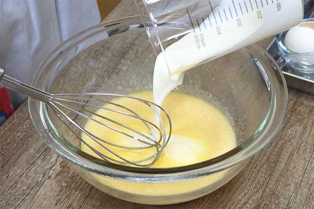 6.たまごをボウルに割り入れ溶きほぐす。グラニュー糖を入れて混ぜる。さらに生クリームを加えてよく混ぜたら完成。