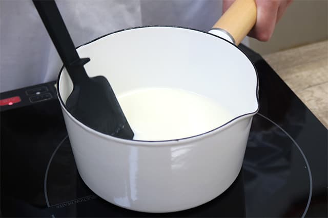 1.鍋に牛乳、生クリーム、砂糖を入れ、中火で加熱し砂糖が溶けたら火を止める。（沸騰させない）