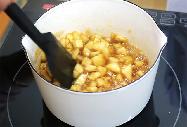 8.りんごを入れるとカラメルが固まるが、りんごの水分が出てくると溶けるので、混ぜながらとろみがつくまで煮絡ませる。