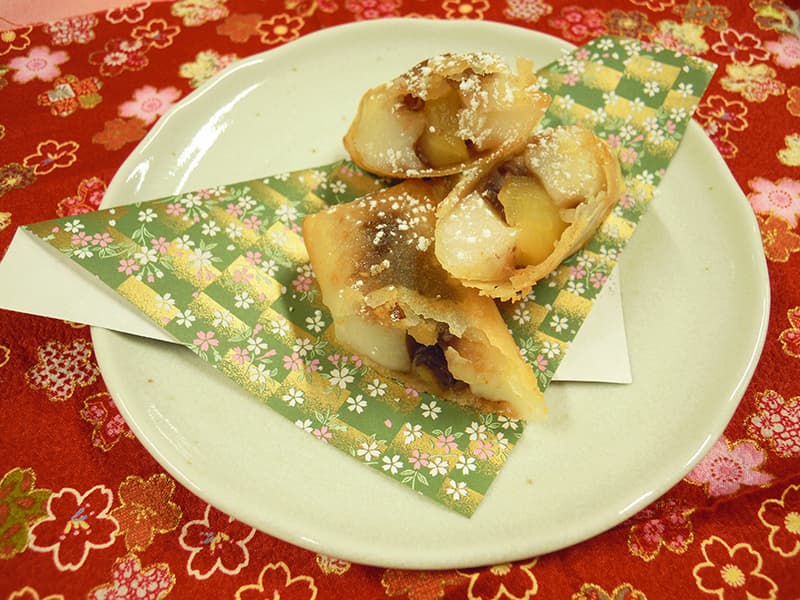 りんごとお餅のスイーツ春巻き　完成画像