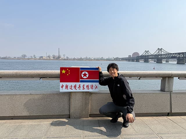 鴨緑江を挟んで北朝鮮と国境を接する丹東という都市でパシャリ。右手に見えるのが、中朝友誼橋 画像