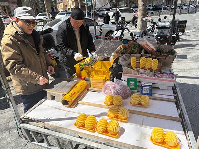 路上販売の相場は2個で10〜12元（≒230〜280円） 画像
