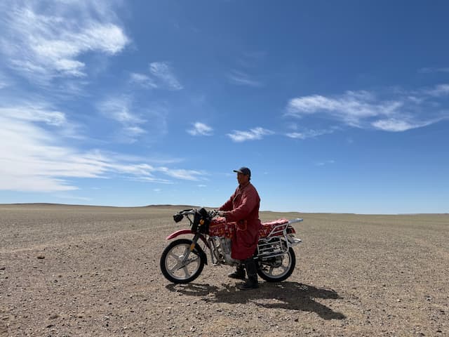 遊牧民は馬に乗って羊を追いかける（囲い込む）イメージがあったのですが、実際はバイクに乗っていました笑 画像