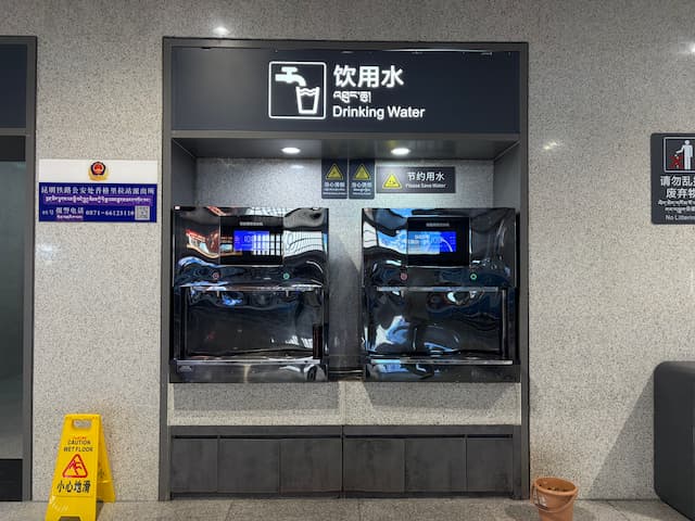 鉄道駅にある給湯器。冷水機は見ません 画像