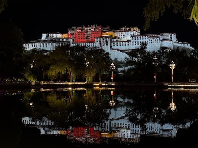チベット自治区のシンボル的な存在である「ポタラ宮」、夜景も綺麗でした 画像