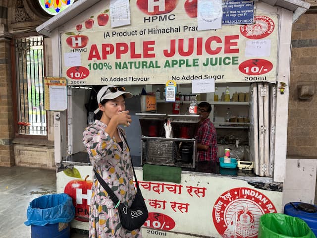 ムンバイの鉄道駅にあるりんごジュースを売る店 画像
