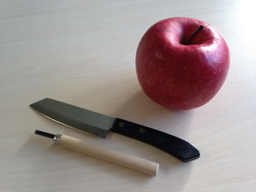 左から「彫刻刀の三角刀（V型）」「果物ナイフ」「りんご」