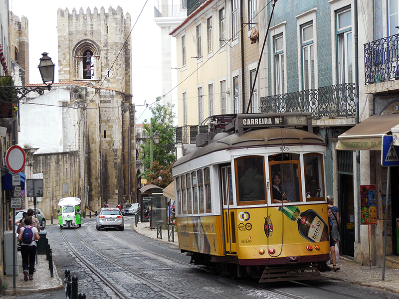リスボンの路面電車。サン・ジョルジェ城の丘へ