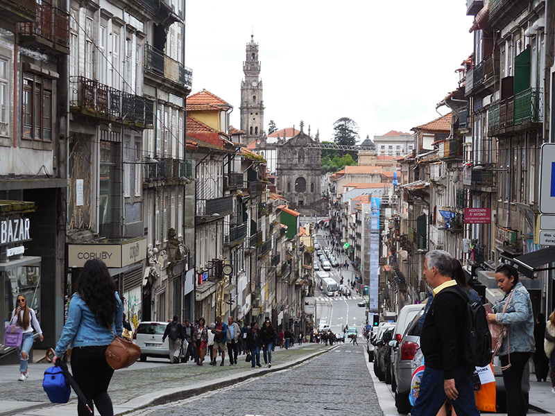 ポルトの街並み。リスボンと同じく坂道が多い